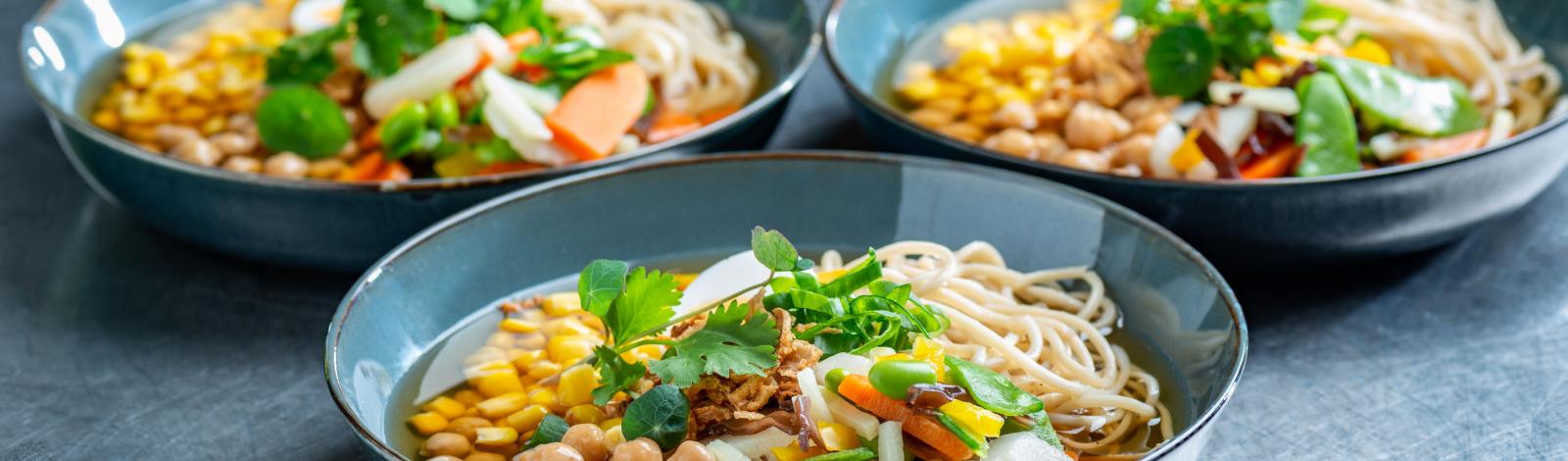 24/7 groenten: Colorful asian soup with maïs and chickpeas