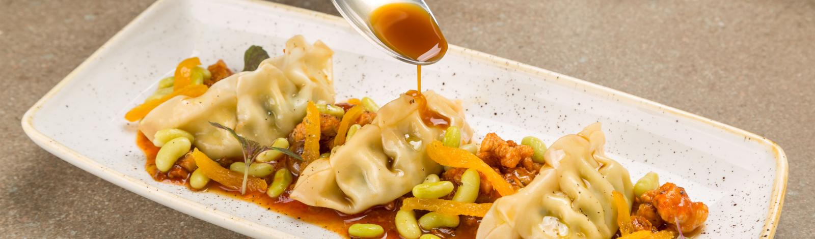 Ravioli di riso con fagiolotti verdi, albicocche e ragù di ...